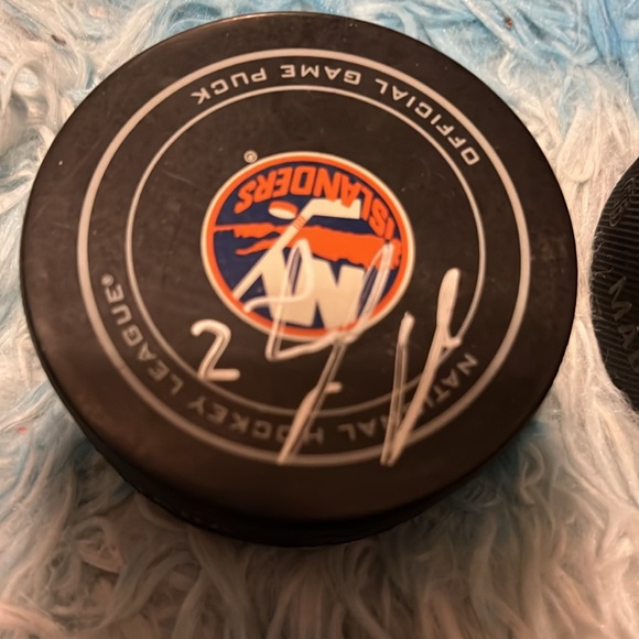 4 signed New York islander official pucks - Picture 5 of 5